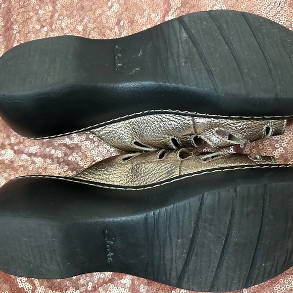 Clarks Collection Soft Cushion Metallic Gold Wedge Heel Slides Women's Sz 8.5 - Picture 5 of 7